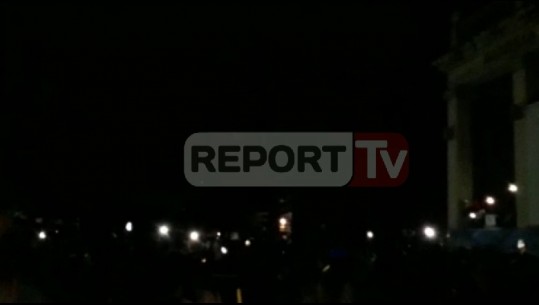 Shkodër, ikin dritat në Teatrin 'Migjeni', skena në terr gjatë premierës së festivalit të muzikës popullore (VIDEO)