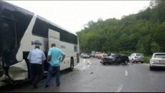 Aksident në Ibë, autobuzi përplaset me makinën, plagoset pasagjerja