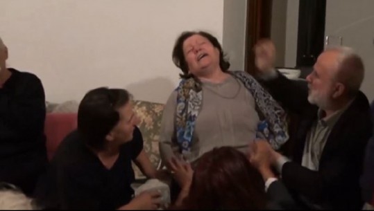 ME VIDEO/ Momenti ku e ëma e ekstremistit grek merr vesh për vrasjen e djalit: Iu tha 'nuk dorëzohem ‘ dhe e vranë