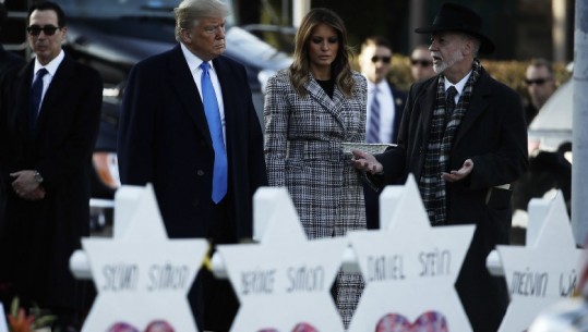 Trump dhe zonja e parë Melania vizitojnë sinagogën në Pitsburg, pritet me protesta