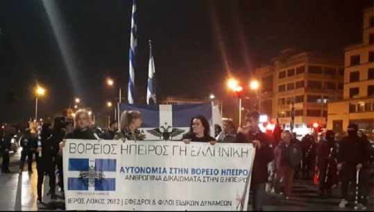 Ekstremistët protestë para konsullatës shqiptare në Selanik, motra e viktimës: Të hetojë Athina