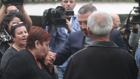 Tahiri me zë të ngjirur, gruaja i puth dorën, çfarë s’u pa nga konferenca e ish-ministrit  (Foto)