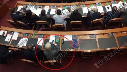 Kuvendi/ Opozita bojkot, Xhafaj ulet në fund të sallës, zgjidhen dy anëtarët e rinj të KQZ
