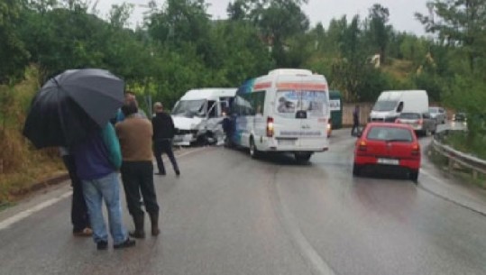 Përplasen tre automjete në kthesën e Lapardhasë, dy të plagosur 
