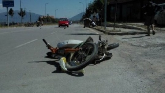 Peqin-Elbasan/Humb kontrollin e motoçikletës dhe del nga rruga, në gjendje të rëndë 55 vjeçari