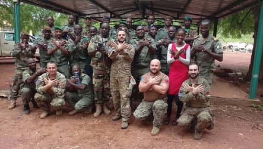 Kontingjenti i FA trajnon ushtarët në Mali, afrikanët pozojnë me shqiponjën dykrenare (Foto)