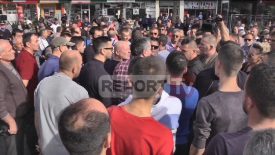Banorët e Astirit sërish në protestë, bllokojnë Unazën e Re: Po na prishin banesat, jemi në rrugë të madhe! (VIDEO)