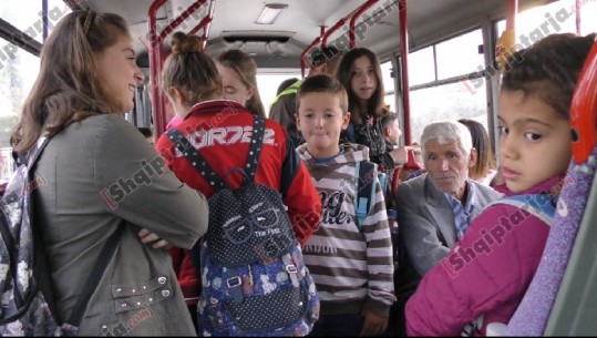 Fier, prindërit në protestë: Fëmijët, jo me udhëtarët në shkollë, duam autobus në dispozicion