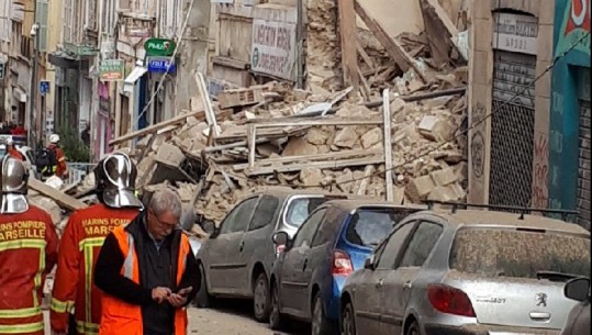 Shembet ndërtesa tre-katëshe në Francë, dy të plagosur