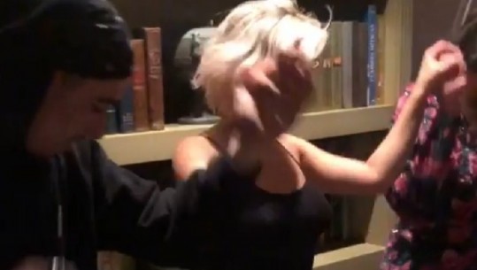 Dua Lipa dhe Bebe Rexha festë në hotel, i mësojnë miqëve të tyre të kërcejnë valle (VIDEO)