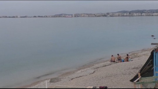 Qytetarët 'nuk i ndahen' diellit, plazhi i Vlorës i preferuar edhe në nëntor 