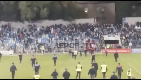 Incident në ndeshjen Tirana-Kukësi, tifozët hyjnë në fushë, revoltohen ndaj lojëtarëve bardheblu (VIDEO +FOTO)