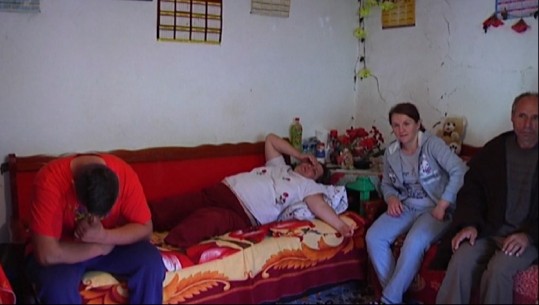 Lushnjë/ Jetesa në varfëri dhe kushte skandaloze, familja Zeneli: Kërkojmë ndihmë, po na bie çatia mbi kokë 