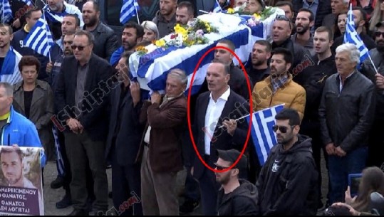 Ekstremisti grek Harallambos në krye të kortezhit në varrimin e Kacifas në Bularat (Pamjet)