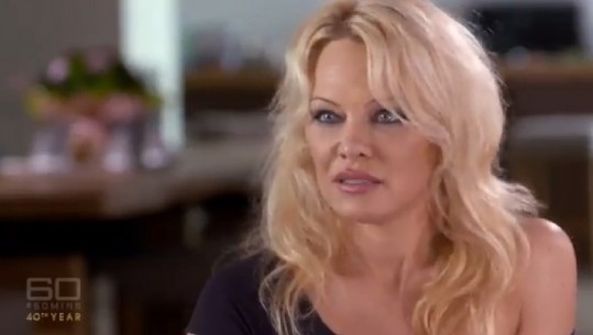 Pamela Anderson del kundër feministeve: Mamaja më ka mësuar të mos shkoj hoteleve me të huaj