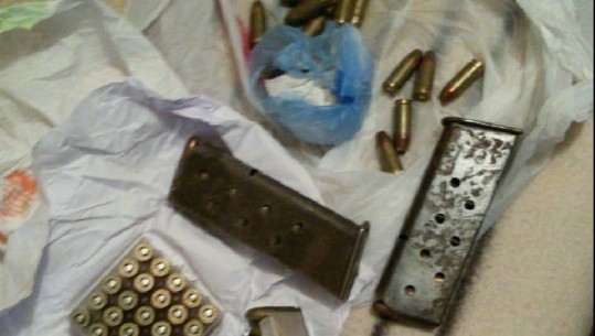 Shpërndanin drogë pranë shkollave, municione dhe jelek antiplumb në shtëpi, 3 të arrestuar në Berat (FOTO+EMRAT)