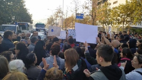 Banorët e ‘Astirit’ nisin ditën me protesta, bllokohet rruga deri në kryqëzimin e Selitës (VIDEO-FOTO)
