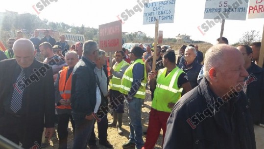 S'kanë marrë rrogat prej një viti, 600 punonjës të Bypass-it të Fierit bllokojnë rrugën nacionale (VIDEO)