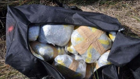 Po trafikonin 60 kg marijuanë me çanta drejt Maqedonisë, policia godet në kufi trafikantët shqiptarë