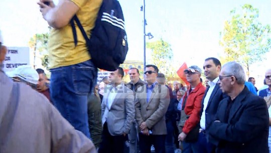 Flamur Noka dhe Klevis Balliu marrin 'frenat' e protestës së banorëve të 'Astirit' (VIDEO)
