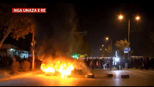 Protesta tek Unaza e Re, banorët djegin goma e kazanë, vënë flakën edhe flamurit të 'Rilindjes', 20 të shoqëruar (VIDEO)