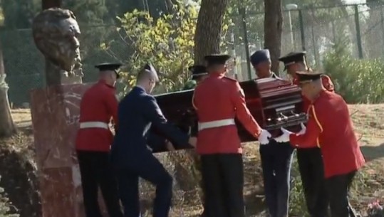 Plotësohet amaneti, eshtrat e Mid’hat Frashëri varrosen në Shqipëri përkrah vëllezërve Frashëri (VIDEO)