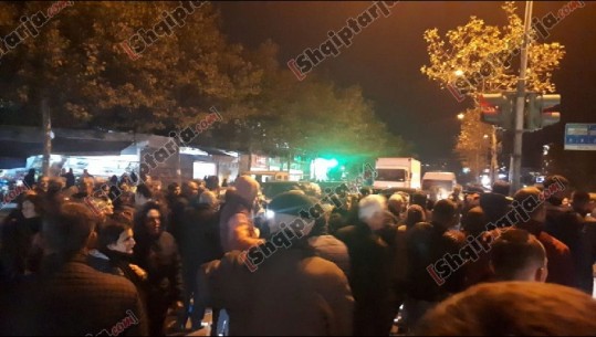 Vazhdon protesta ndaj projektit 'Unaza e Re', banorët e 'Astirit' bllokojnë rrugën (VIDEO)