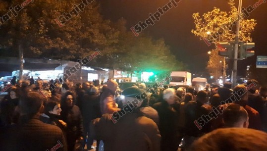 Protesta tek Unaza e Re, banorët 'zaptojnë' rrugën: Nëse s’ka përgjigje, nesër bllokim pa afat