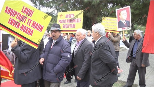 Përkujtohet 74-vjetori i Çlirimit të Tiranës, idhtarët e Enver Hoxhës shfaqen me pankarta në duar 