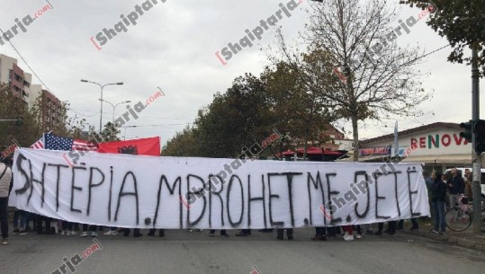 'Unaza e Re', protesta e banorëve të 'Astirit' zhvendoset tek ish-sheshi 'Shqiponja': Shtëpia mbrohet me jetë