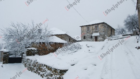 Dardha 'vishet' me të bardha, dëbora e parë për këtë dimër mbulon rrugët dhe çatitë e shtëpive (Foto)