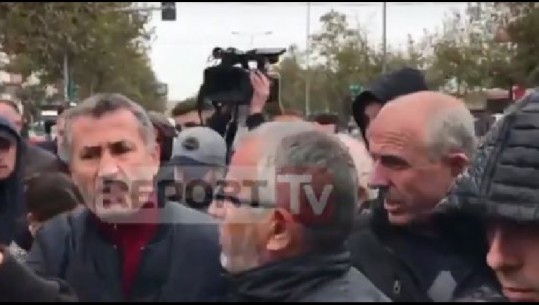 Debate mes protestuesve tek Astiri, banori: Të ngremë një përfaqësi, të mos bllokojmë rrugën