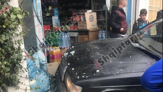 Përplasen 2 makina në Tiranë, njëra prej tyre përfundon në dyqan (VIDEO)