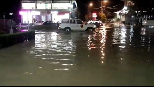 Reshjet e shiut, uji i Drinos vërshon rrugëve të Gjirokastrës, probleme në qarkullim (VIDEO)