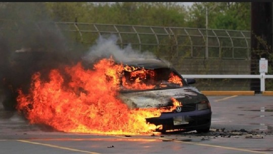 Digjet makina e 24-vjeçares në Durrës, dyshohet për zjarrvënie të qëllimshme 