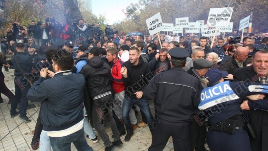  Kapsolla, shkopinj dhe dhunë/ Degradon protesta e banorëve të Unazës së Re, 15 policë të plagosur, 25 protestues të shoqëruar