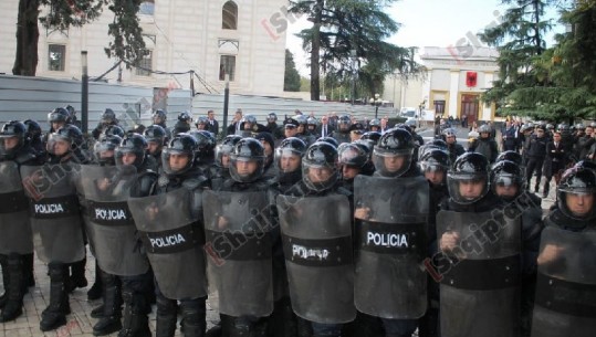 Shkon në tre numri i policëve të lënduar nga protestuesit
