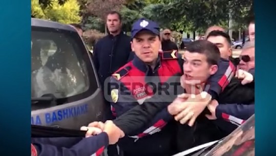 Momentet kur arrestohet një nga protestuesit, 'lum' sharjesh ndaj policëve