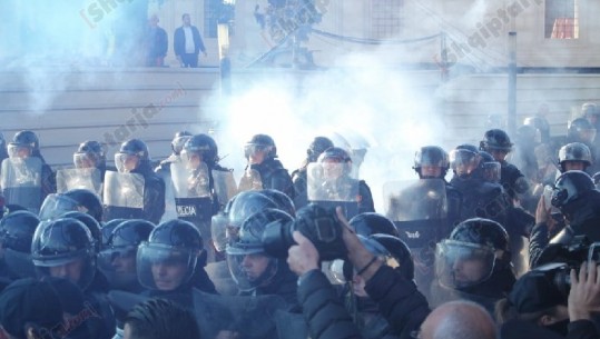 Përsëri tensione te protesta për Unazën e Re, tymuese blu dhe përplasje me policinë (FOTO)