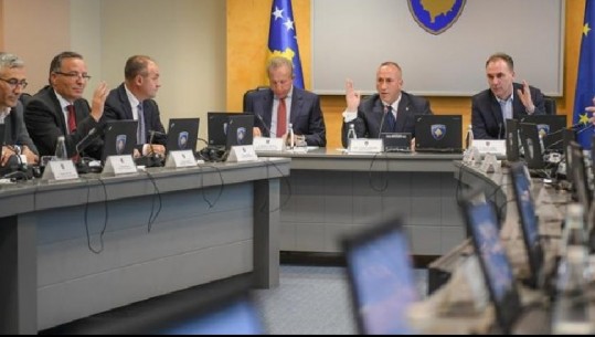 Kosova bën taksat doganore 100 për qind, Vuçiç: Ju lus sikur Zotin, tërhiqini këto masa!