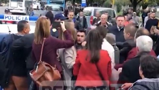 ME VIDEO/ Ja momenti kur protestuesi godet në kokë policin 