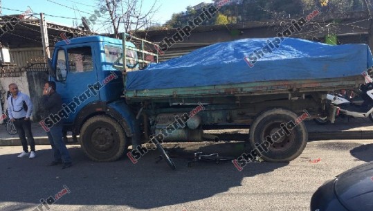 Aksident në Shkodër, kamionçina përplas 29-vjeçaren mbi biçikletë