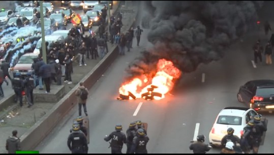 Paris/ Zjarr, dhunë dhe përleshje me policinë, protestuesit mësyjnë në Champs-Élysées