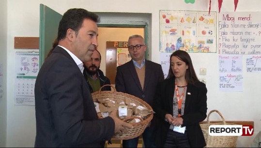 'Fruta të freskëta në shkollë' tashmë edhe në Korçë, Peleshi: Projekt modest por me një mesazh të madh 