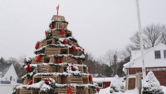 Pema e Krishtlindjeve e ndërtuar me arka druri thyen rekord, 18 metra e lartë