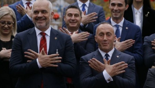Fotolajm/ Dy kabinetet bëjnë simbolin e shqiponjës, mbyllet mbledhja e përbashkët e qeverive në Pejë