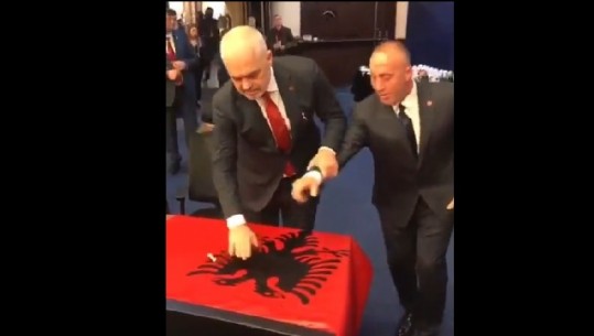Pikante nga firmosja e marrëveshjeve, Rama i 'rrëmben' dorën Haradinajt (VIDEO)