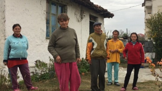 Çfarë bie jashtë, futet brenda/ Familja me 5 anëtarë në Peqin në varfëri ekstreme bën apel për ndihmë