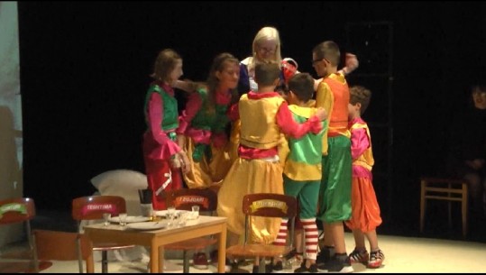 Fëmijët me aftësi të veçanta sjellin “Borëbardhën” në skenë, vullnetarët: Bashkohuni me ne