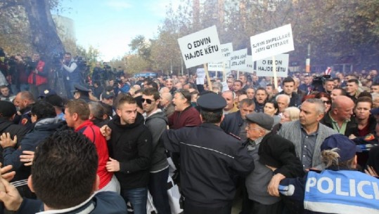 Policia tenton të shoqërojë protestuesin, banorët e bllokojnë